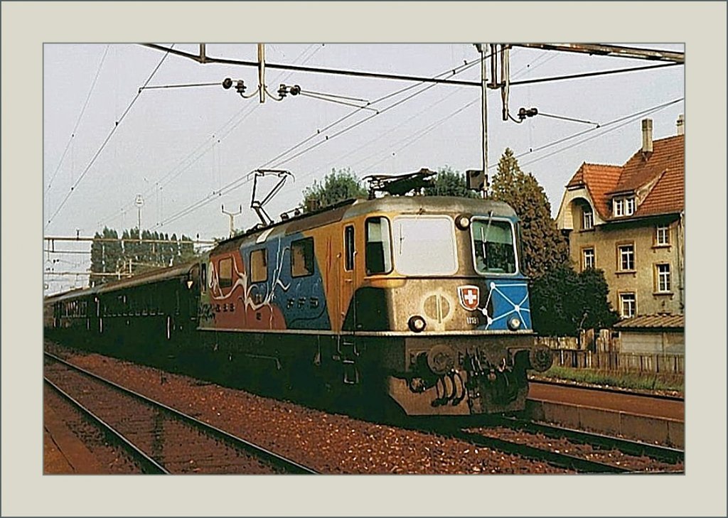 Noch bevor die  Werbeloks  erfunden wurden, lackierte die SBB die Re 4/4 II 11181 in diesen bunten Farben als  Kunstlok .
Gescanntes Foto/Grenchen S�d, im August 1984