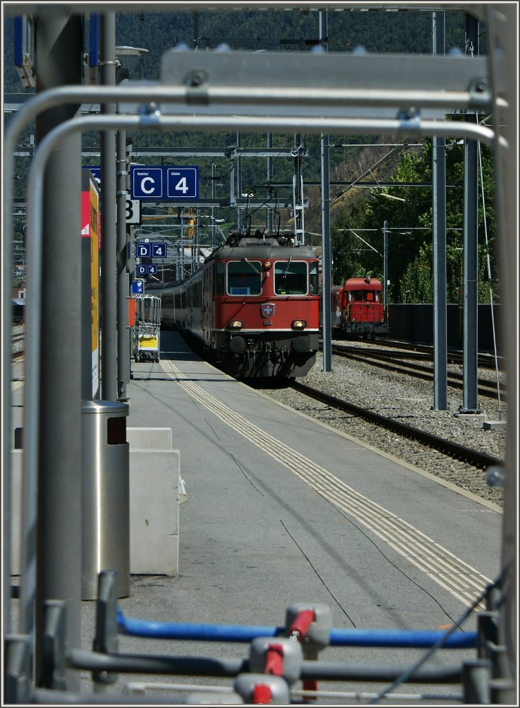 Noch ein etwas anderes Zugbild: Eine Re 420 mit einem IR f�hrt gerade von Brig kommend, im Bahnhof Visp ein.
(11.08.2012)