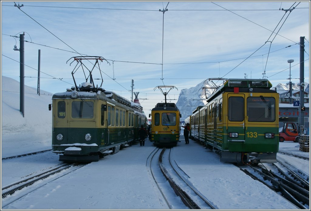 Noch ein Schneebild: WAB Z�ge im Bahnhof Kleine Scheidegg am sehr kalten Morgen des 4. Februar 2012.