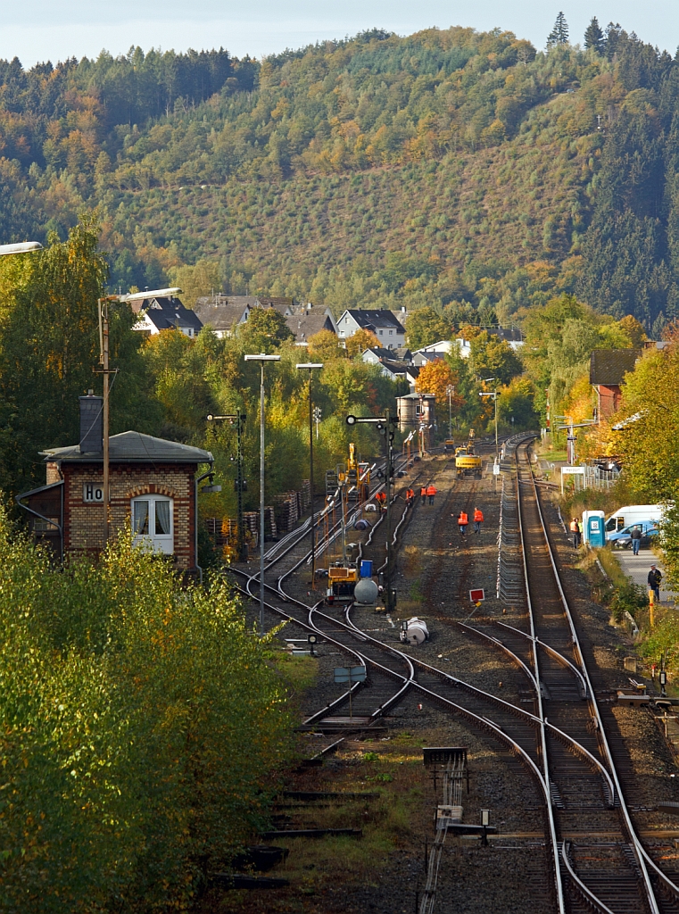 Nun am 13.10.2012 hat die Baustelle im Bereich des Bahnhofes Herdorf an der KBS 462 (Hellertalbahn) begonnen, das alte Gleis 2 ist schon heraus gerissen. Hier der Blick von der Br�cke Wolfsweg Richtung Bahnhof.