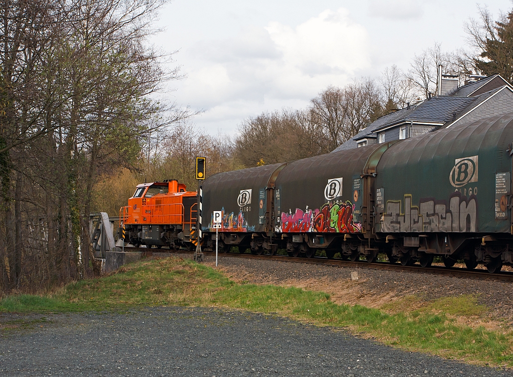 Nun geht es �ber die Hellerbr�cke.....Die Lok 46 der KSW (Kreisbahn Siegen-Wittgenstein), eine Vossloh G 1700 BB, zieht ihren G�terzug in Richtung Neunkirchen-Salchendorf, hier am 11.04.2012 in Neunkirchen.