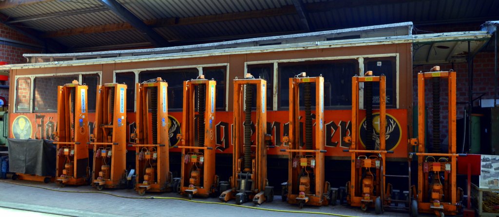 Parade von Hebeb�cken vor einem renovierungsbed�rftigem Eisenbahnfahrzeug, gesehen bei der Selfkantbahn am 30.09.2012.