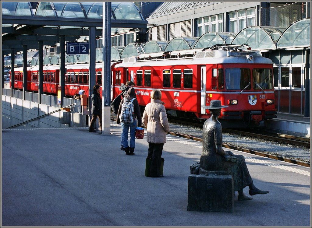 Reisende warten auf den Zug.
(Thusis,20.03.2009) 