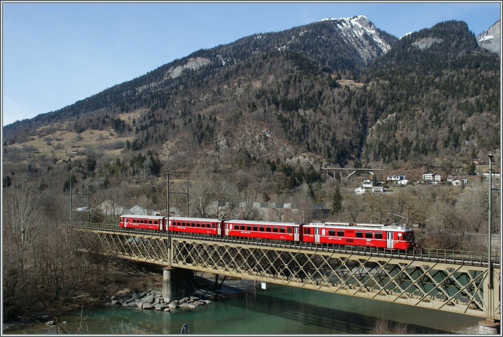 RhB Vorortszug auf der Rheinbr�cke bei Reichenau Tamins.
16. M�rz 2013