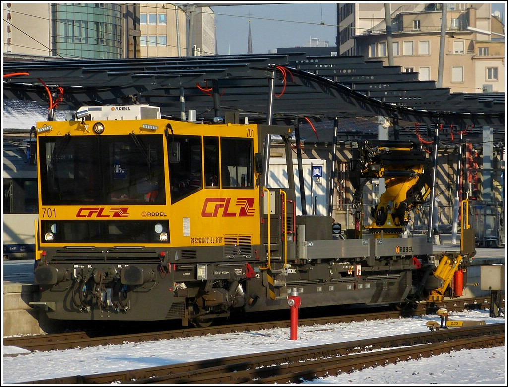 ROBEL IIF 701 durchf�hrt am 01.02.2012 den Bahnhof von Luxembourg. Dieses Fahrzeug wurde 2010 von der Firma ROBEL unter der Fabriknummer 54.22-0072 gebaut und am 25.10.2010 an die CFL ausgeliefert. Alle IIF wurden den Bed�rfnissen der CFL angepasst (DB, �BB und SBB haben sehr �hnliche, aber nicht gleiche Fahrzeuge). (Jeanny)