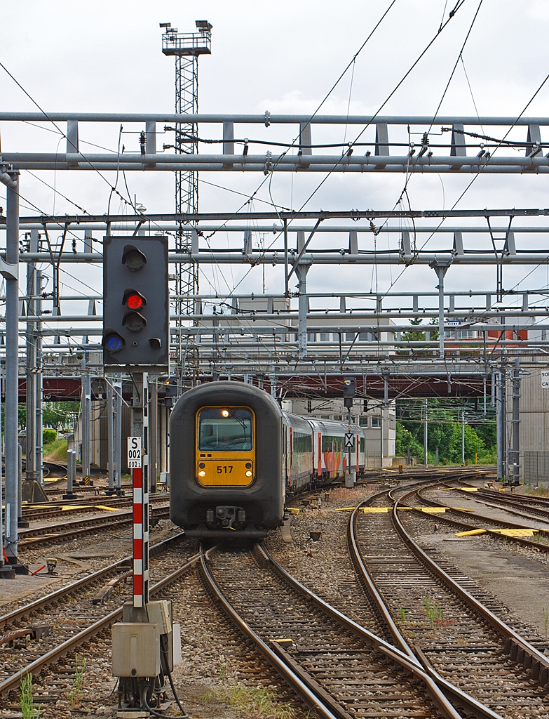 SNCB/NMBS Triebzug AM (Automotrice) 96 517 f�hrt am 14.06.2013, als IC Br�ssel–Namur–Luxembourg, in den Bahnhof Luxemburg (Stadt) ein.
 
Die Reihe AM 96 der Belgischen Staatsbahn (NMBS/SNCB) ist eine Reihe von 160 km/h schnellen dreiteiligen Elektrotriebfahrzeug-Einheiten.
 
Charakteristisch sind bei diesen Fahrzeugen der F�hrerstand, welcher von einer Gummiwulst umgeben ist - weshalb diese Fahrzeuge Gumminasen oder auch Klobrillen genannt werden - und dessen Mittelteil (Steuertisch), welches bei der Vereinigung von mehreren Einheiten seitlich wegklappbar ist.
