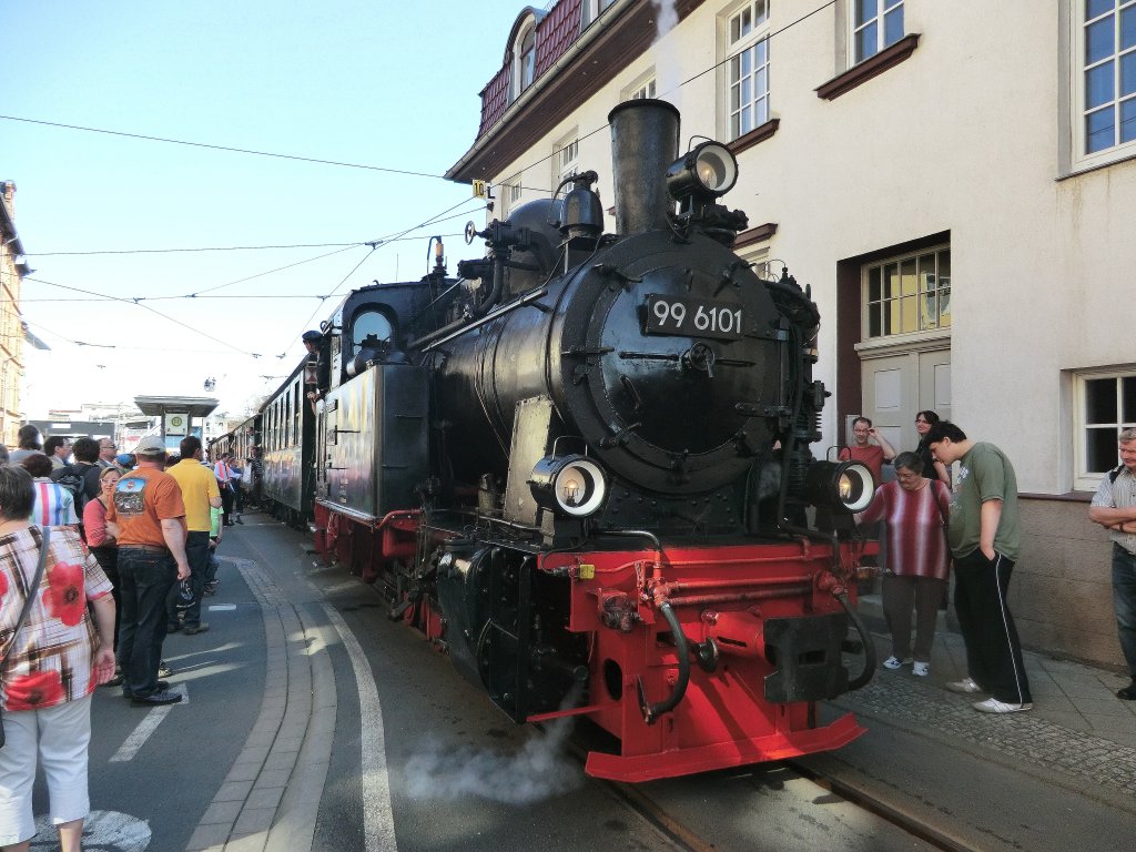 Sonderzug auf dem bahnhofsplatz