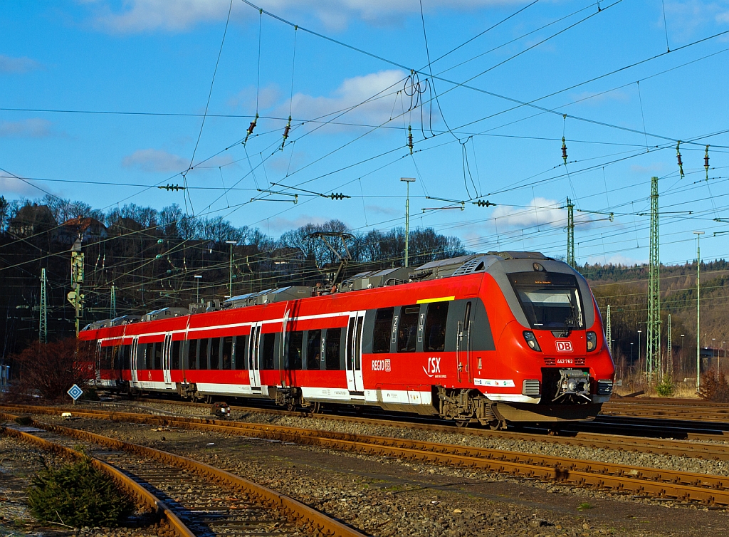 Sonntags wird nur mit einer Garnitur gefahren:
Der 442 762 / 262 ein vierteiliger Bombardier Talent 2 als RE 9 - Rhein-Sieg-Express (Aachen - K�ln - Siegen) am 13.01.2013 kurz vor der Einfahrt in den Bahnhof Betzdorf/Sieg.
Noch vor dem Frost frisch gewaschen und bitzsauber kommt er daher.