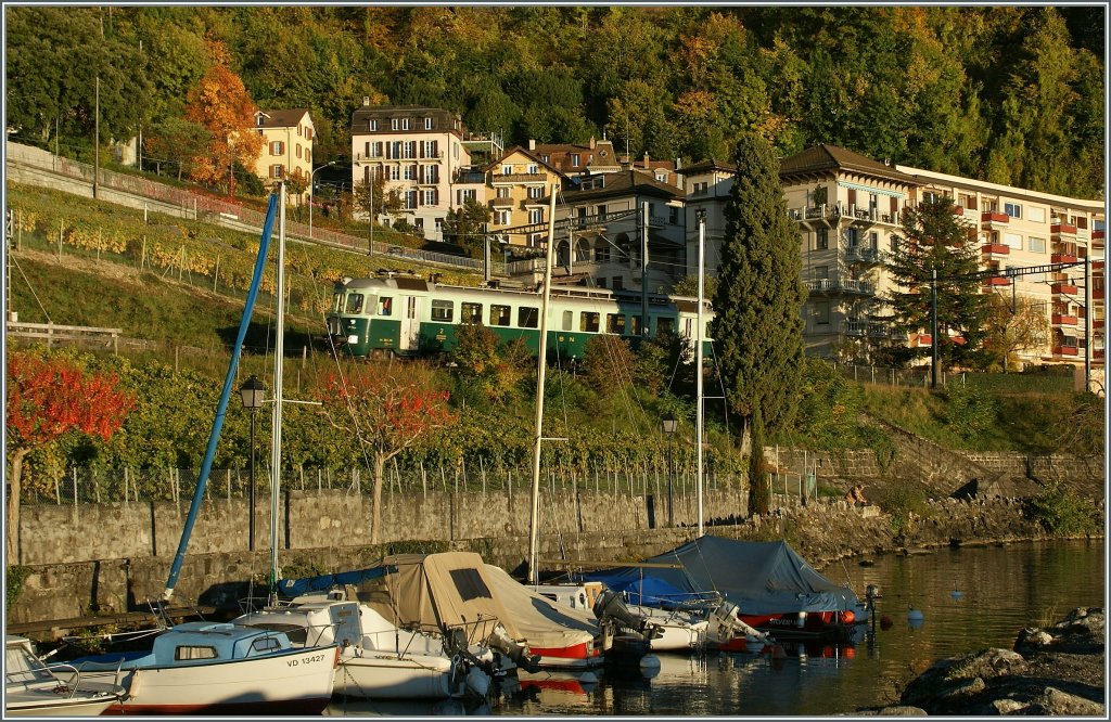 �berrascht hat mich auch der BN  Wellensittich  Be 4/4, der hier nicht ganz an idealer Stelle durch den bunten Herbst Richtung Lauanne flattert...
Bei Veytaux, den 30. Oktober 2012