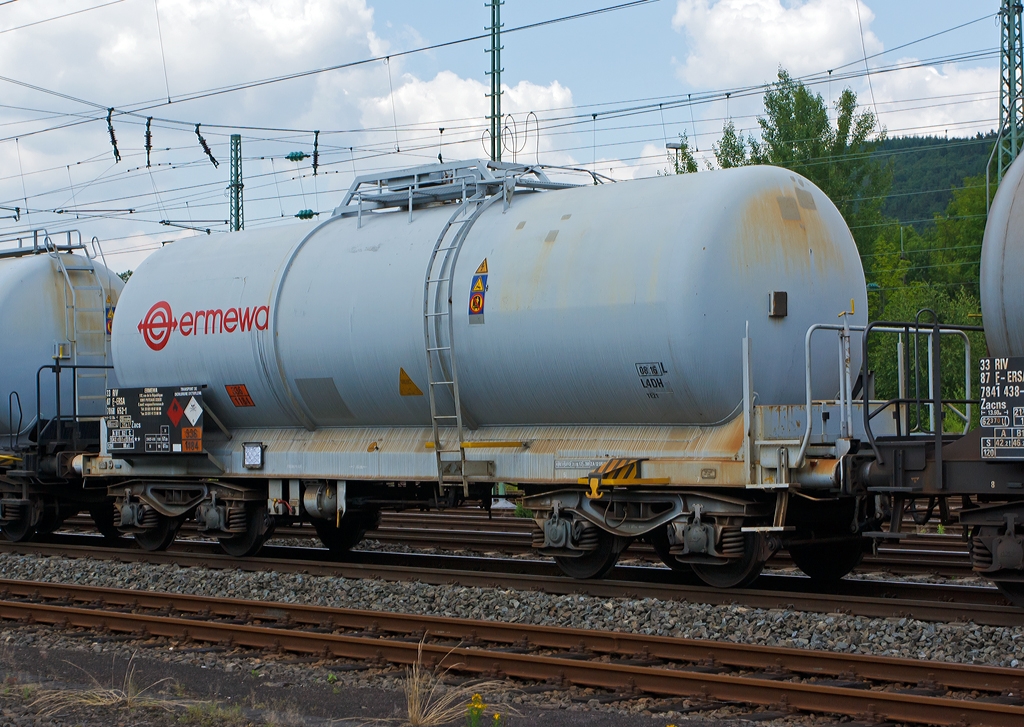 Was so alles auf der Siegstrecke (KBS 460) herum f�hrt:
Vierachsiger Kesselwagen Zacs der Vermietungsfirma ERMEWA  eingestellt als 34 87 7868 651 - 1 F-ERSA, am 06.07.2013 im Zugverband in Betzdorf/Sieg. 

Der Kesselwagen tr�gt die Gefahrentafel 336/1184 f�r Ethylendichlorid  (auch genannt als 1,2-Dichlorethan oder EDC). Diese chemische Verbindung geh�rt zu den Chlorkohlenwasserstoffen und ist eine farblose, brennbare und giftige Fl�ssigkeit mit chloroformartigem Geruch, wenn man nun bedeckt das alleine in diesen Wagen ca. 55.220 Liter passen. Da will man erst gar nicht wissen was da passieren kann, aber zum Gl�ck ist die Schiene sicherer, wenn das nun auch noch alles auf unseren Stra�en gefahren w�rde...