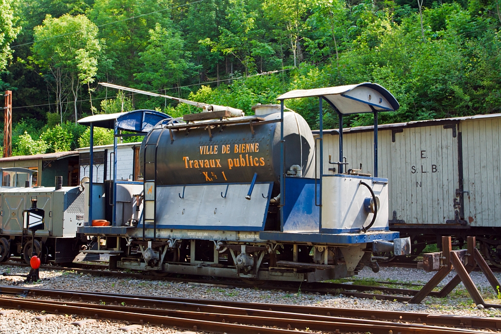 Wassersprengwagen Xe 2/2  No. 1 f�r die ehemaligen Bieler Strassenbahn (1948 stillgelegt), der Wagen jedoch geh�rte  der Stadt Biel (Ville de Bienne) Bauamt ( Travaux publics). Hier am 27.05.2012 auf dem Museums-Areal der Museumsbahn Blonay-Chamby (BC) in Chaulin. 

Dieser Sprengwagen wurde 1915 von SWS und MFO gebaut. Sprengwagen sorgten in fr�heren Jahren vor allem bei hochsommerlichen Temperaturen f�r staubfreie Stra�en, insbesondere galt dies f�r die seinerzeit �blichen ungeteerten Chausseen mit Naturbelag. Ihre Verwendung diente in erster Linie der Gesundheitsvorsorge, ferner konnten die Stra�en nach erfolgter Besprengung besser gereinigt werden. 