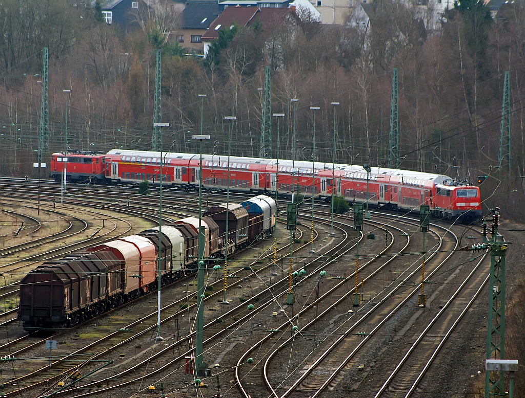 Zuglok 111 015-4 und Schublok 111 009-7, der Grund die Probleme mit dem Bombardier Talent 2. Ab 12. Dez. 2010 sollte der Talent 2 die Strecke bedienen. Um die Fahrzeitreduzierung um ca. 3 min. zu Gew�hrleisten setzte die DB Regio nun auf Doppeltraktion, brachte aber nicht den gew�schten Erfolg.