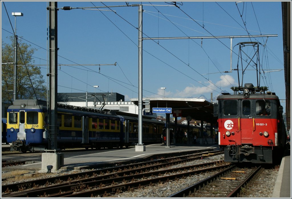 Zwar reicht die Zeit morgen nicht zum Grossen Br�ngibahnfest, aber doch heute  f�r einen Ausflug in die Aareschlucht. Auf dem Weg dorthin, beim Umsteigen entstand dies Bild mit dem De 4/4 110 021-3 und dem BOB Triebwagen.
7. Juni 2013