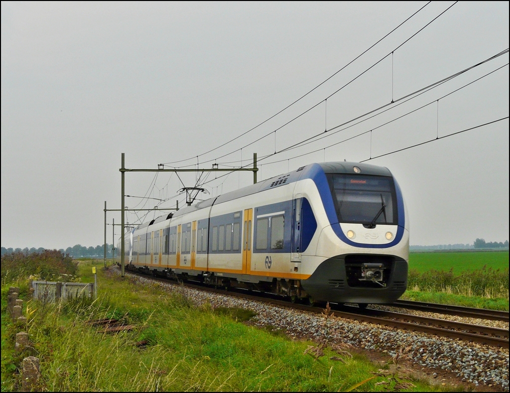 Zwei gekuppelte vierteilige NS SLT (Sprinter Lighttrain) werden in K�rze den Bahnhof von Zevenbergen erreichen und danach ihre Fahrt nach Roosendaal fortsetzen. 02.09.2011 (Hans)

Am 20. Juli 2005 haben die Niederl�ndischen Eisenbahnen ein Konsortium aus Bombardier Transportation und Siemens Transportation Systems mit dem Bau der insgesamt 35 Z�ge beauftragt. Die Sechsteiler wurden im Siemens-Werk in Krefeld-Uerdingen montiert, die Vierteiler beim Konsortialf�hrer Bombardier. Die Inbetriebsetzung aller vierteiligen Einheiten erfolgte im Bombardier-Werk in Aachen, die der sechsteiligen Einheiten im Siemens Pr�fcenter Wegberg-Wildenrath. Ende Februar 2009 hatte der Kunde Nederlandse Spoorwegen die ersten beiden Z�ge des Konsortiums aus Siemens und Bombardier abgenommen.

Zwei Optionen wurden im September 2007 von den Niederl�ndischen Eisenbahnen eingel�st. Hierbei handelte es sich um zusammen weitere 32 vierteilige und 32 sechsteilige Elektrotriebz�ge im Gesamtwert von 399 Millionen Euro, wobei der Anteil von Bombardier bei 162 und der von Siemens bei 237 Millionen Euro lag. Auch hier wurden die Vierteiler in den Bombardier-Produktionsst�tten in Aachen und Hennigsdorf, und die Sechsteiler bei Siemens in Krefeld-Uerdingen hergestellt. Im September 2009 wurde die dritte Option �ber 19 vier- und 13 sechsteilige Zugeinheiten eingel�st. Davon wurden alle 13 Sechsteiler und ein Vierteiler bei Siemens, die anderen 18 Vierteiler bei Bombardier gefertigt. Weitere Optionen, die zun�chst vorgesehen waren, wurden nicht mehr eingel�st.
 

Technische Daten der vierteiligen SLT:

Anzahl: 	        69
Hersteller: 	        Bombardier, Siemens
Baujahr: 	        2007 
Achsformel: 	        Bo'(2')(2')(Bo')Bo'
Spurweite: 	        1435 mm (Normalspur)
L�nge �ber Kupplung: 	69,36m
Leermasse: 	        129 t
Dienstmasse: 	        144 t
H�chstgeschwindigkeit: 	160 km/h
Traktionsleistung: 	1.500 kW
Stromsystem: 	        1,5 kV Gleichstrom
Sitzpl�tze: 	        222
Stehpl�tze: 	        68
                            


 