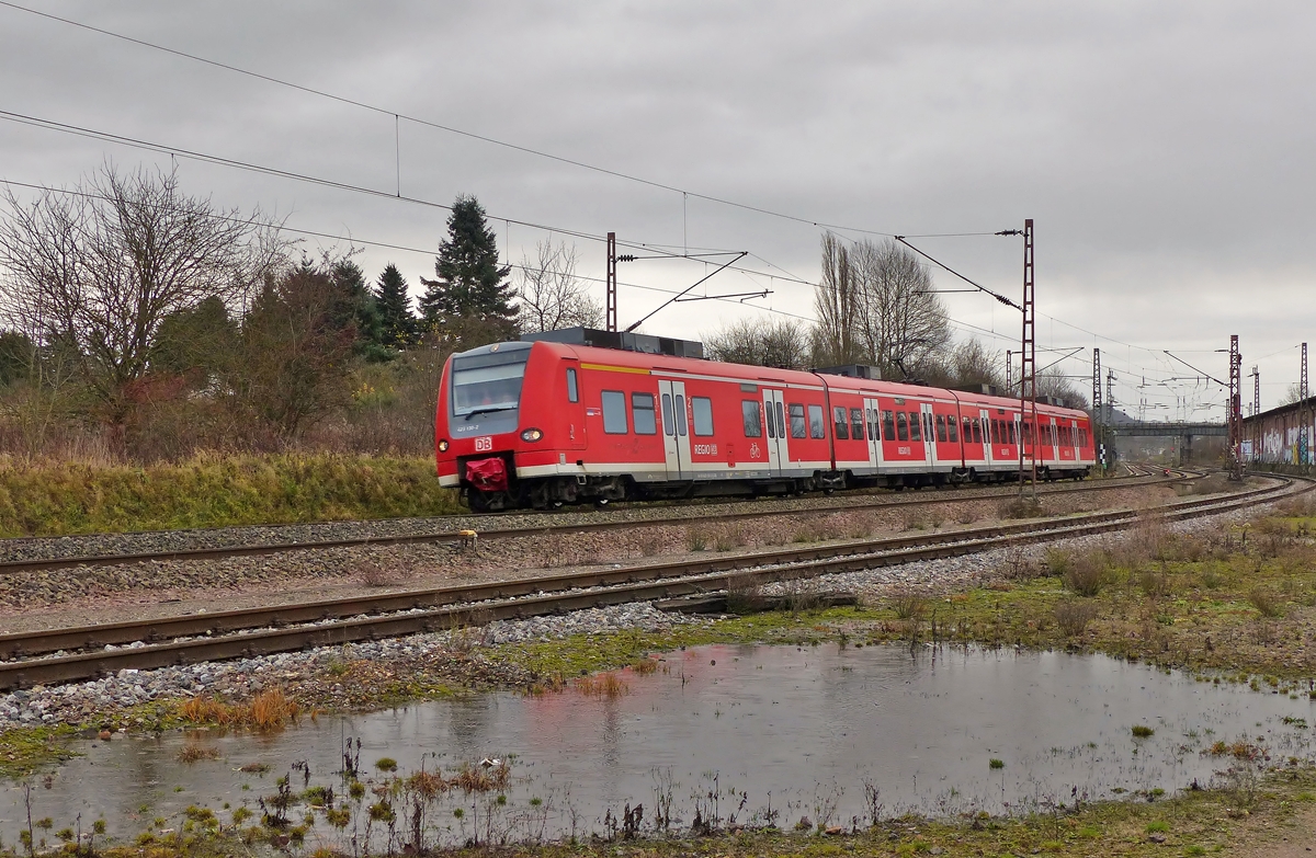 . 425 130-2 ist am 20.12.2014 zwischen Bous und Ensdorf unterwegs und h�tte es nicht angefangen zu regnen, h�tte es sogar eine Spiegelung des Quietschis in der Pf�tze gegeben. (Jeanny)