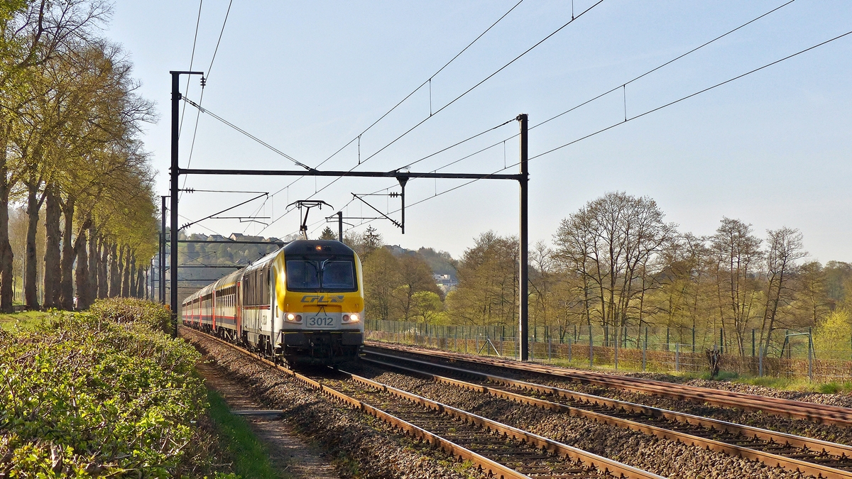 . Als die 2012 den IC 111 Luxembourg - Liers am 21.04.2015 �ber die Nordstrecke zog, herrschte schon Gegenlicht an der Fotostelle in Schieren. (Jeanny)
