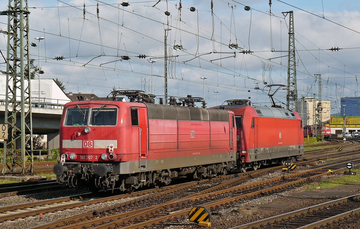 . Am 10.09.2010 wird die 181 207-2 im Koblenzer Hauptbahnhof von der 101 049-5 abgeschleppt. (Hans)

Die Lok hatte morgens in Luxemburg Probleme gemacht und konnte den IC nicht nach Koblenz ziehen. Eine Ersatzlok musste eingesetzt werden und die 181 207-2 wurde am Zugende mitgezogen, bevor sie dann in Koblenz abgeschleppt wurde. Unsere Gruppenreise nach Passau erhielt durch dieses Missgeschick eine erhebliche Versp�tung, der ICE (und die Platzreservierungen) waren weg. Wir reisten mit dem n�chsten ICE, alles ging gut, bis auf die Tatsache, dass die meisten Mitglieder unserer Gruppe zwischen Regensburg und Passau keinen Sitzplatz mehr hatten. ;-) 