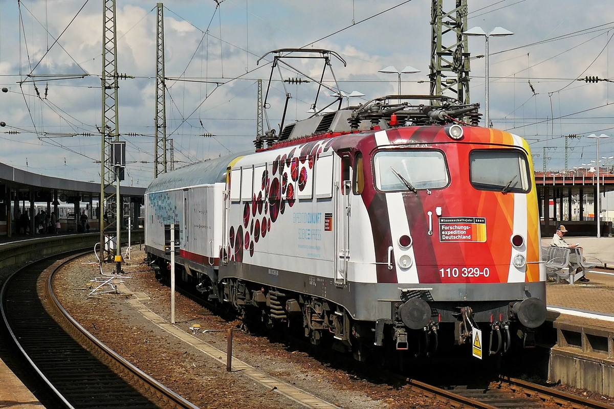 . Am 22.06.2009 weilte der Ausstellungszug SciencExpress - Expedition Zukunft im Hauptbahnhof von Saarbr�cken und konnte dort besucht werden. (Hans)

Science Express – eine Ausstellung auf Gleisen

Der Science Express war Teil des Wissenschaftsjahres 2009 und wurde realisiert von einem Projektteam der Max-Planck-Gesellschaft und der Ausstellungsagentur ArchiMeDes. Die Ausstellung wurde vom Bundesministerium f�r Bildung und Forschung (BMBF) gef�rdert. Dar�ber hinaus wurde der Zukunftszug von verschiedenen Vertretern aus Wissenschaft und Wirtschaft unterst�tzt.

Zw�lf Themenwagen des Ausstellungszugs brachten globale Herausforderungen, wie Klimawandel, Energieverknappung und fortschreitende Urbanisierung, mit neuesten L�sungen aus Wissenschaft und Technik zusammen und gaben auf diese Weise Einblick, wie sich unser Leben in den kommenden Jahrzehnten ver�ndern wird. Konzipiert und umgesetzt wurde die „Expedition Zukunft“ von einem Projektteam der Max-Planck-Gesellschaft (MPG) in M�nchen. Die mobile Ausstellung tourte im Rahmen des  Wissenschaftsjahres 2009  durch 62 deutsche St�dte.
