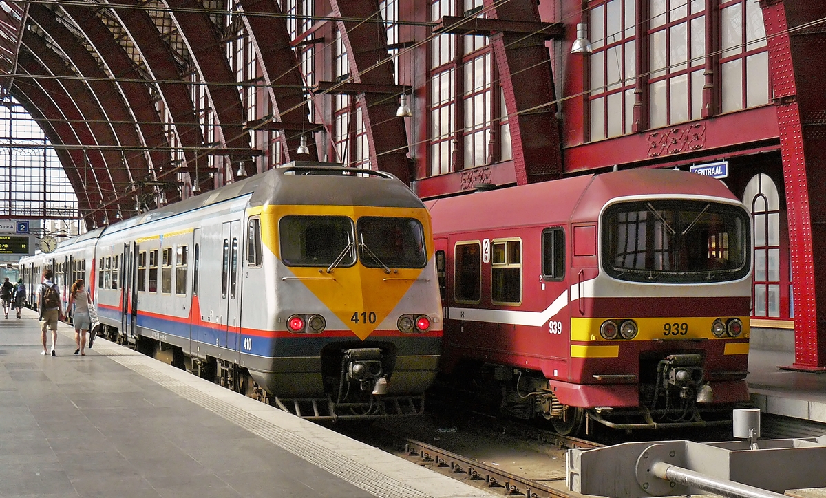. Am 23.06.2010 gab es saubere Z�ge zu bewundern im Bahnhof Antwerpen Centraal. Rechts war die Taucherbrille AM86 939 abgestellt, w�hrend links der Break AM80 410 als IC nach Louvain/Leuwen steht. (Hans)