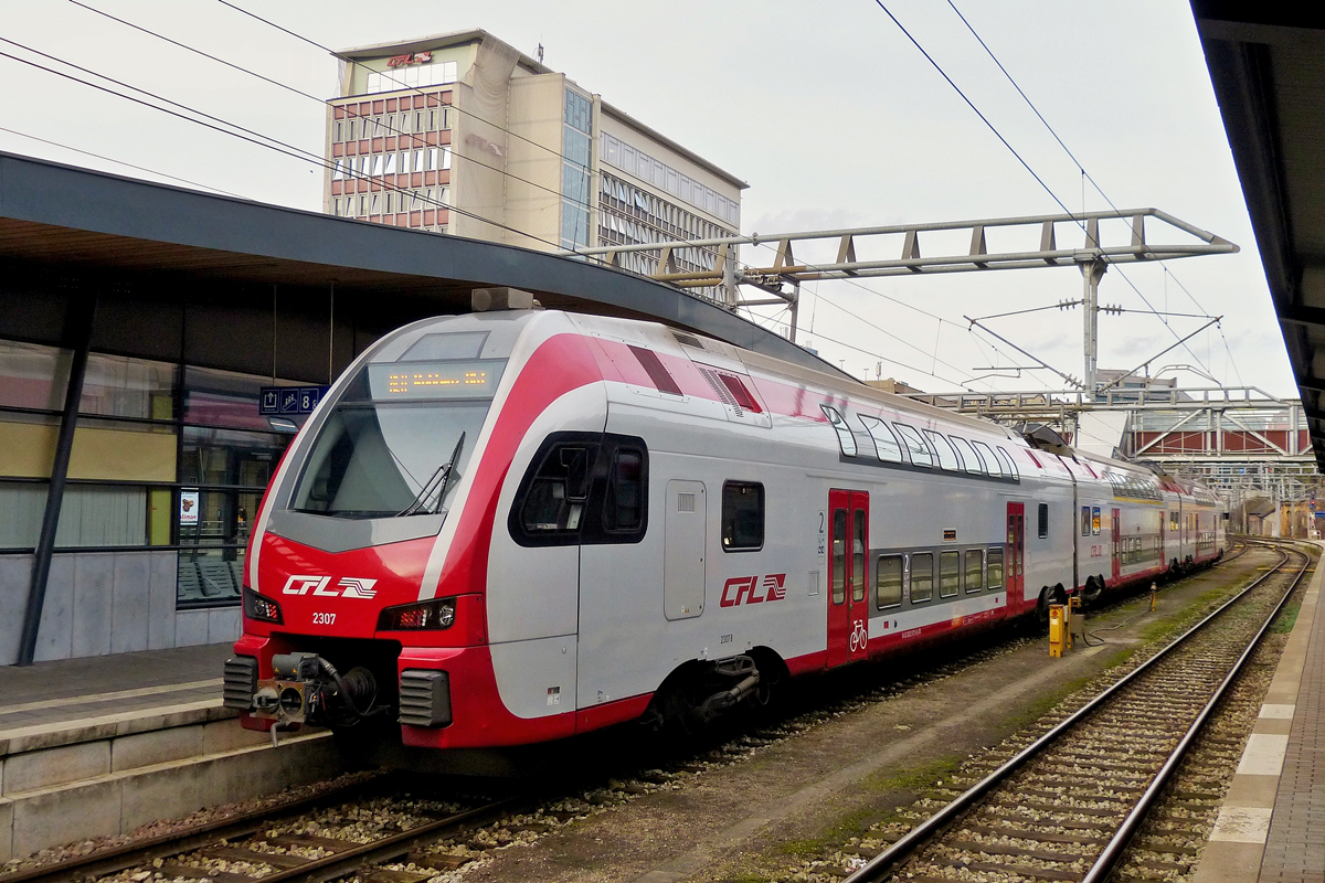 . Am 28.01.2016 wartete der CFL Kiss Z 2307 im Bahnhof von Luxemburg Stadt auf die Abfahrt nach Koblenz. (Hans) Zwischen den beiden Triebz�gen gibt es kleinen aber feinen Unterschied. ;-)