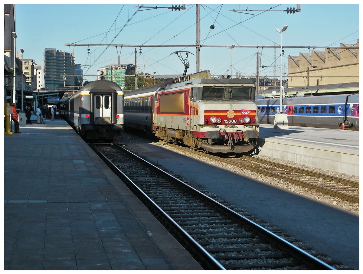 . Aus dem Archiv: Als die Welt des EC  Iris  noch in Ordnung war - Die BB 15008 steht abfahrbereit mit dem versp�teten EC 97  Iris  Bruxelles Midi - Z�rich im Bahnhof von Luxemburg, w�hrend links der EC 90  Vauban  Z�rich - Bruxelles Midi darauf wartet von einer SNCB HLE 20 �bernommen zu werden.  14.10.2007 (Jeanny)
