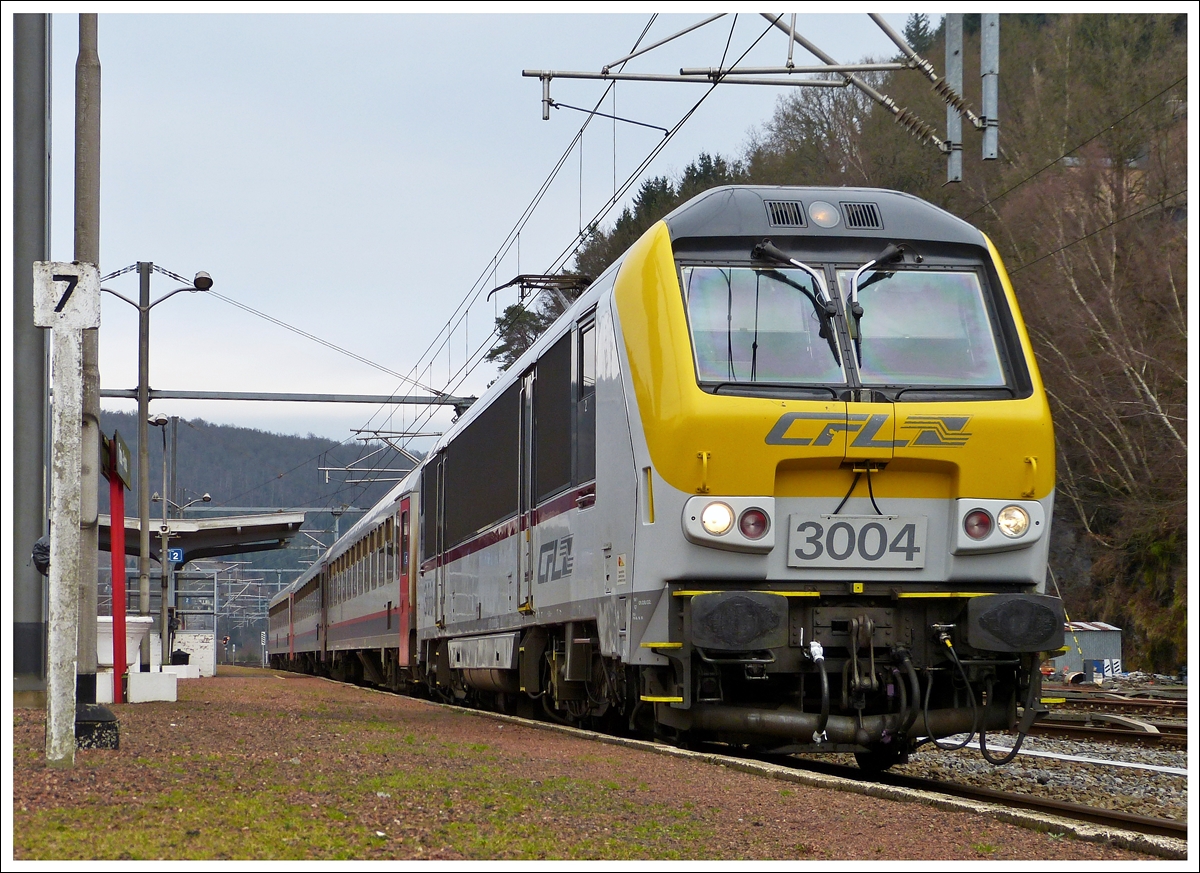 . Ausflug nach Belgien - Wegen Bauarbeiten auf der Ligne 42 zwischen Trois-Ponts und Rivage fuhren heute die IR Luxembourg - Liers nur bis nach Trois-Ponts und von dort wieder zur�ck nach Luxemburg.

Da wir etwas zu sp�t in Trois-Ponts ankamen, hatten wir das Umsetzen der 3004 knapp verpasst und so bot sich uns dieses Bild bei der Ankunft am Bahnhof Trois-Ponts. Die frisch gewaschenen 3004 wartet mit dem IR 115 Trois-Ponts - Luxembourg auf die Abfahrt um 12.12 Uhr. 19.01.2014 (Jeanny)