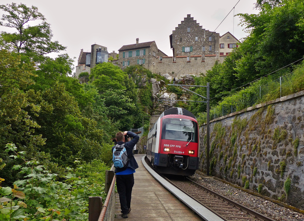 . Das Making Of von dieser wunndersch�nen Aufnahme: http://hellertal.startbilder.de/bild/schweiz~s-bahnen~s-bahn-zuerich/503989/der-sbb-doppelstocktriebzug-dtz-rabe-514-024-9.html (Jeanny)

Der SBB-Doppelstocktriebzug (DTZ) RABe 514 024-9 (ein Siemens Desiro Double Deck) unterquert am 18.06.2016 das Schloss Laufen (am Rheinfall). Er f�hrt als S 24 der S-Bahn Z�rich die Verbindung Schaffhausen – Winterthur – Z�rich HB – Zug (SBB).