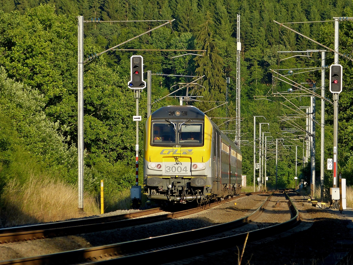 . Das Wetter war gut und so beschlossen wir am 03.07.2014 mal wieder nach Wilwerwiltz zu fahren, in der Hoffnung, dass der G�terzug auftauchen w�rde. Und wir wurden wieder einmal entt�uscht und so fotografierte ich halt den IR 120 Luxembourg - Liers, gezogen von der 3004, kurz vor der Einfahrt in den Bahnhof von Wilwerwiltz. (Jeanny)