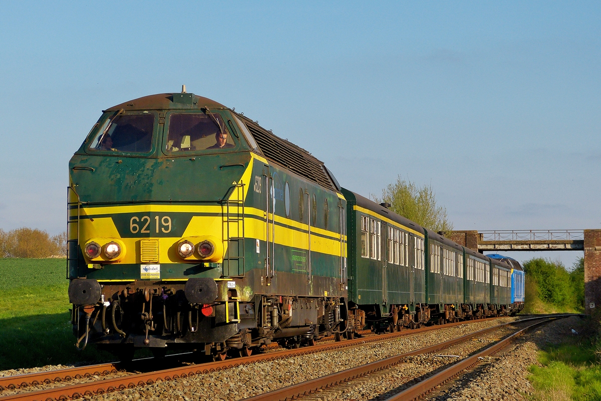 . Der letzte Fotohalt w�hrend der TSP/PFT Sonderfahrt wurde abends in Gemeldorp eingelegt und so konnten die circa 300 Fotografen die HLD 6219 in der original gr�nen Farbgebung an der Spitze des Zuges nochmal ablichten. 05.04.2014 (Hans)