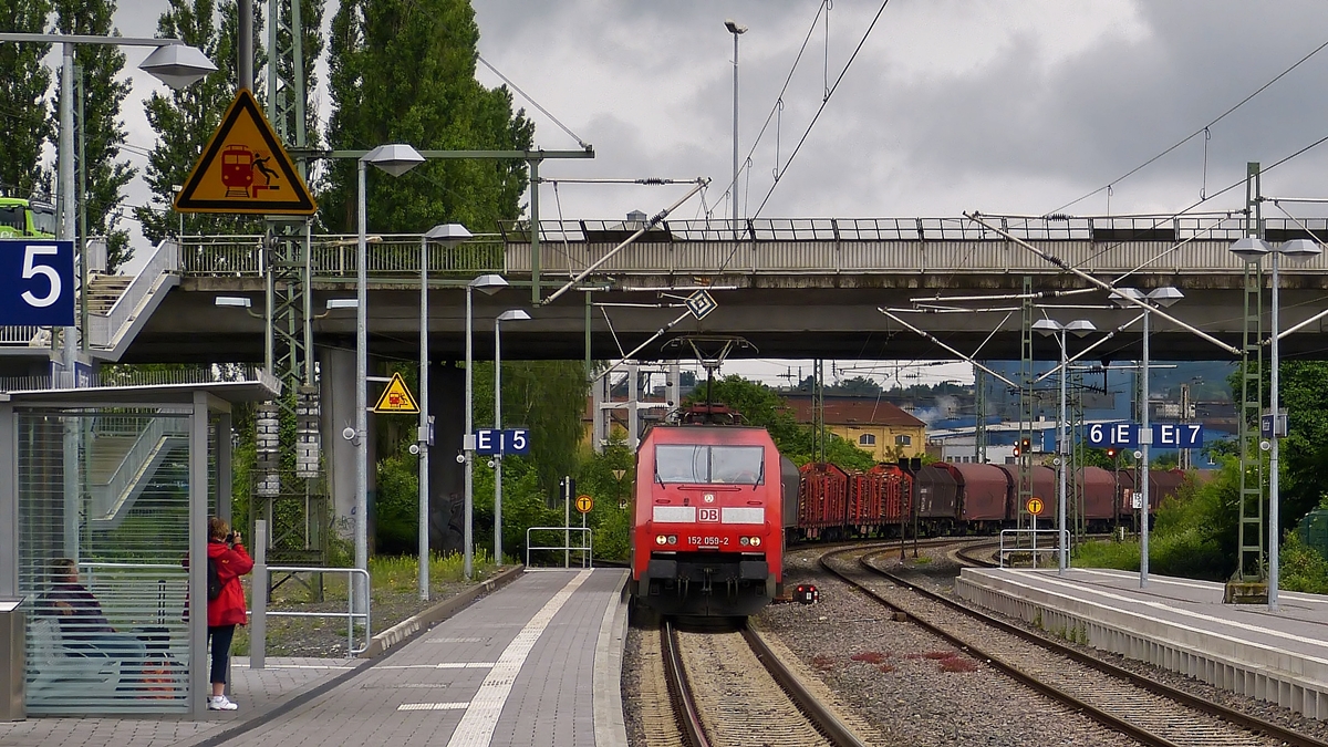 . Die 152 059-2 zieht am 27.05.2014 einen G�terzug durch den Bahnhof von Wetzlar. Man beachte die beiden Fotografinen links im Bild, wenn die eine nicht pennt, erwischt sie auch mal einen G�terzug. ;-) (Hans)