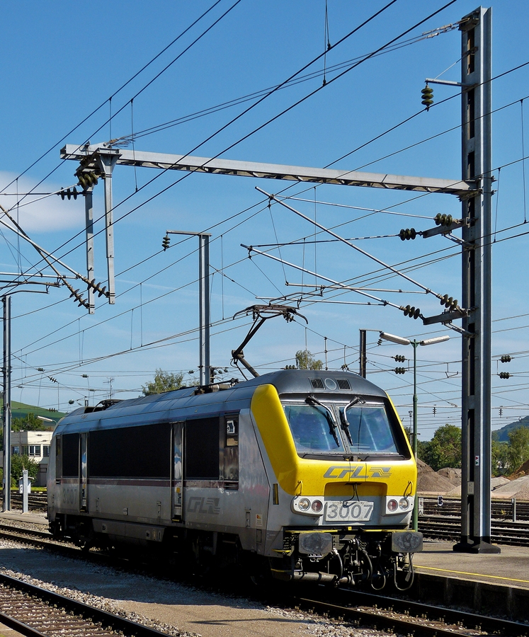 . Die 3007 setzt am 12.09.2014 im Bahnhof von Ettelbr�ck um. (Hans)