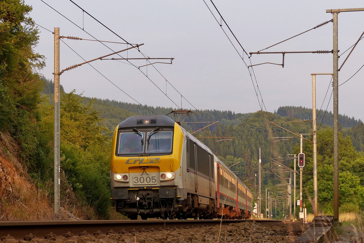 . Die Abendsonne des 22.07.2014 tauchte die Nordstrecke in ein mildes Licht, als die 3005 mit dem IR 120 Luxembourg - Liers am Haken zwischen Lellingen und Wilwerwiltz unterwegs war. (Jeanny) 