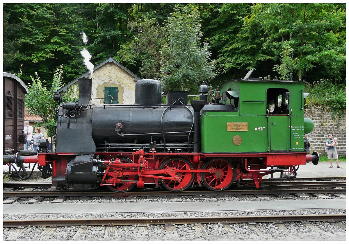 . Die AMTF Dampflok Anna N� 9 wartet am 17.08.2008 in Fond de Gras auf die Abfahrt nach P�tange. (Jeanny)

Die Lokomotive Anna N� 9, ist eine Lok des Typs Crefeld/C, Hohenzollern 2227, sie wurde im Jahre 1908 gebaut. Sie kam 1985 zum Museumsverein Train 1900 und ist ein Geschenk des Eschweiler Bergwerks-Vereins (EBV).