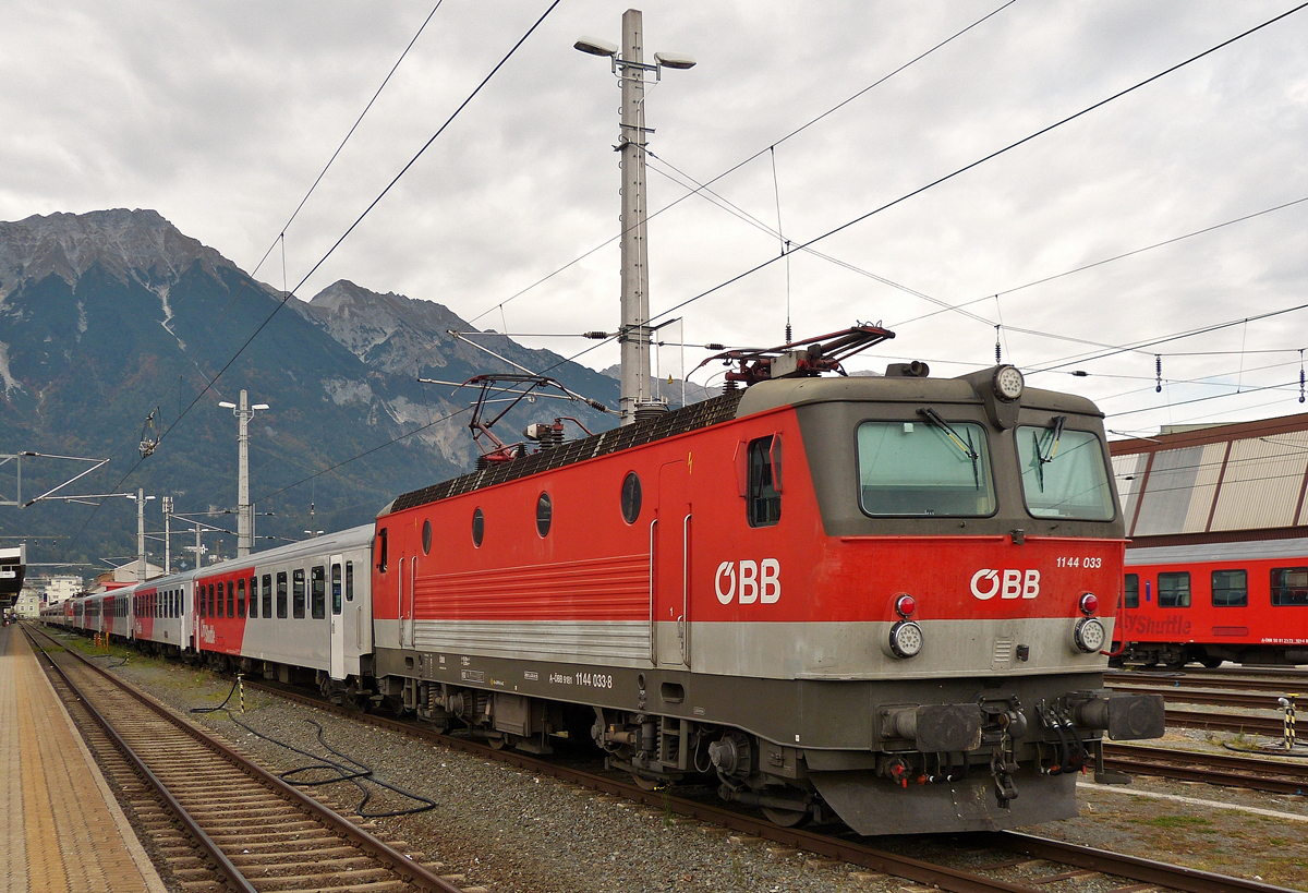 . Die �BB 1144 033 steht am 06.10.2015 mir einem Regionalzug im Hauptbahnhof von Innsbruck. (Hans)