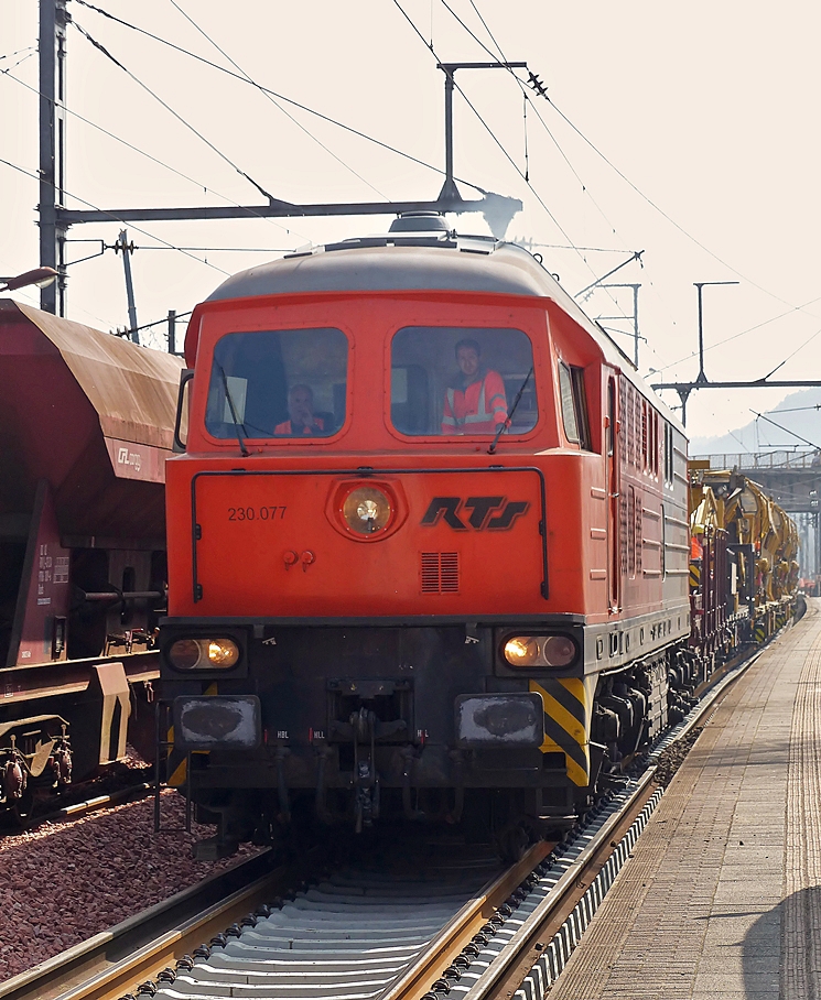 . Die RTS Ludmilla 230 077 (92 80 1230 077-0 D-RTS) durchf�hrt am 08.04.2015 mit einem Bauzug den Bahnhof von Mersch. Leider habe ich die tolle Lok nur frontal und im Gegenlicht erwischt, tags darauf sind wir nochmal hingefahren, aber da war die Ludmilla schon weg. (Jeanny)

Die Lok wurde 1972 in Lugansk unter der Fabriknummer 00099 gebaut.