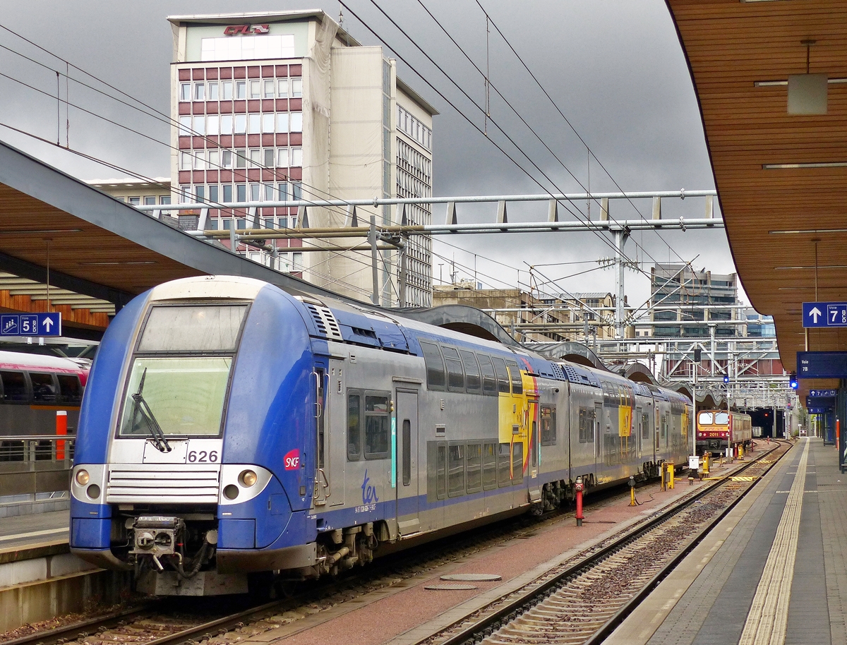 . Die SNCF TER  Rame  625/626, ein Alstom Coradia Duplex der SNCF S�rie Z 24500 in den Farben des TER Lorraine, stand am 15.08.2015 am Bahnsteig im Bahnhof von Luxembourg als RE nach Nancy-Ville zur Abfahrt bereit. (Jeanny)