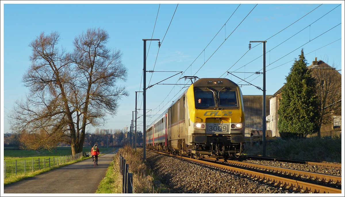. Die Sonne lockte uns am 15.12.2013 an die Bahnstrecke zwischen Lintgen und Mersch. Auf dem Wanderweg wurden wundersch�ne Erinnerungen an das lustige Treffen im Juni wieder wach. 

Der IR 117 Liers - Luxembourg pr�sentierte sich genau zum richtigen Zeitpunkt, damit der sch�ne Baum und die Oma-Bank auch noch aufs Bild passten. (Jeanny)