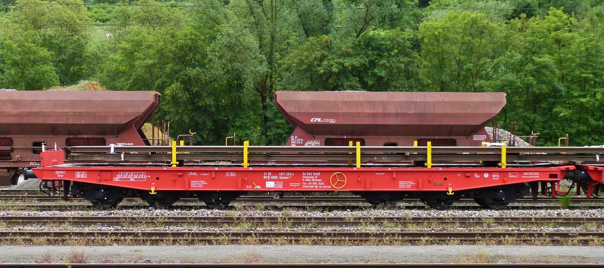 . Drehgestellflachwagen mit sechs Rads�tzen, mit Stirnwandklappen und klappbaren Ladeschwellen der Gattung Samms 710 (31 Riv 80 D-ORME  4871 395-8) der Eisenbahnwagen Vermieterfirma On Rail Gmbh aus Mettmann, steht mit Eisenbahnschienen beladen im Bahnhofsbereich von Ettelbr�ck. (Hans) 31.05.2016		          

Technische Daten: 
 
L�nge �ber Puffer: 16.400 mm; 
Drehzapfenabstand 8.400 mm;  
Ladel�nge: 15.000 mm; 
Ladebreite 2.560 mm; 
max leer/ beladen  120/ 100 km/h; 
kleinster befahrbarer Gleisbogenradius 80 m; max. Ladef�higkeit 89 t; 