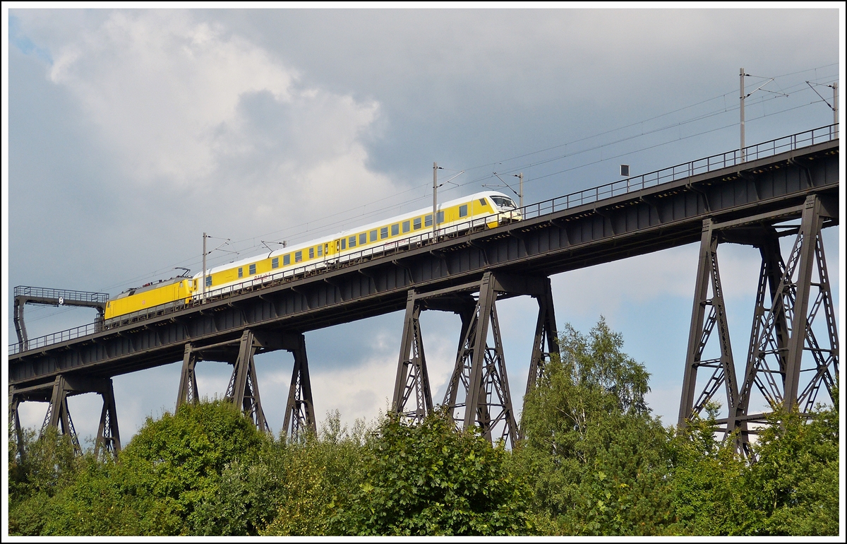 . Ein Gleismesszug bef�hrt am 18.09.2013 die Hochbr�cke in Rendsburg. (Hans)