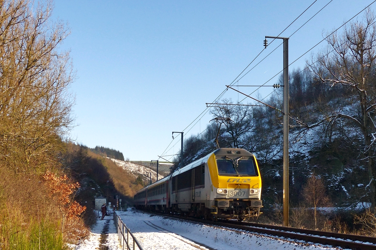 . Ein Hauch von Winter - Die 3007 zieht den IC 115 Luxembourg- Liers am 02.12.2017 �ber die leicht verschneite Nordstrecke in der N�he von Maulusm�hle in Richtung Troisvierges. (Jeanny) 