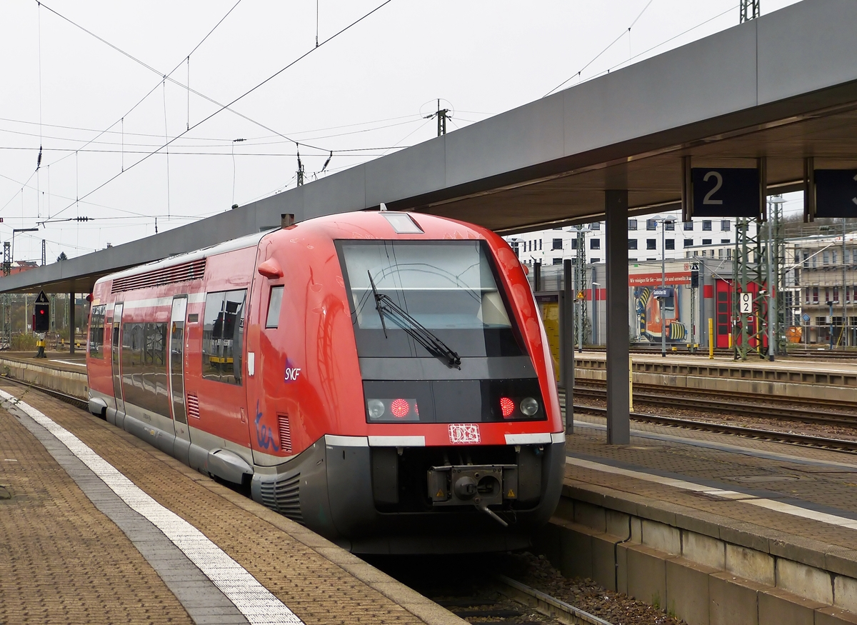 . Ein SNCF  baleine bleue  in DB verkehrsrot - Der Fahrzeugtyp X 73900 wird von TER Lorraine grenz�berschreitend zwischen Frankreich und Deutschland eingesetzt. Zwei Fahrzeuge (X 73914 und 73915) gibt es in DB Rot, wenn auch DB Emblem schon etwas gelitten hat. 

Am 03.04.2015 stand der X 73914 im Saarbr�cher Hauptbahnhof und konnte dort abgelichtet werden. (Hans)
