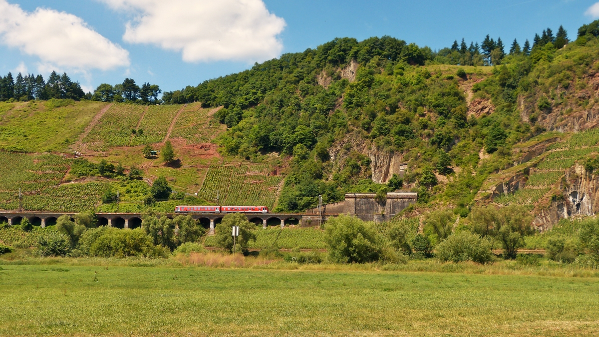 . Ein unerkannt gebliebener Triebzug der BR 628/928 kommt am 21.06.2014 aus Traben-Trarbach und f�hrt �ber den P�ndericher Hangviadukt in Richtung Bullay kurz bevor er im Prinzenkopftunnel verschwindet. (Jeanny)