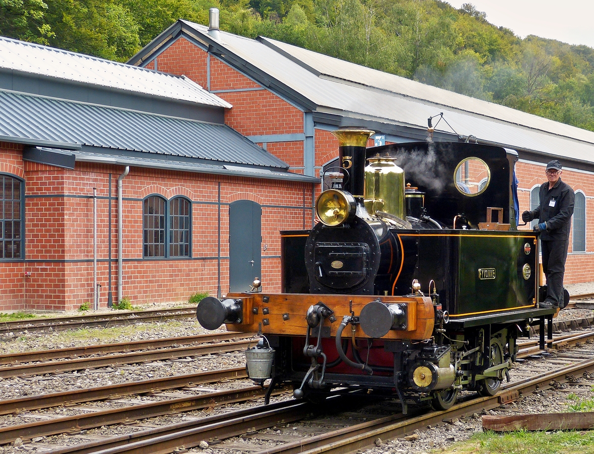 . Eine weitere Gastlok von der belgischen Museumsbahn SCM (Stoomcentrum Maldegem) war am 12.09.2015 beim Dampffestival in Fond de Gras. (Hans)

Bei dieser Lok handelt es sich um  Yvone , gebaut 1893 von St L�onard (L�ttich), sie ist eine der �ltesten erhaltenen Dampfloks in Belgien. Diese kleine Lok, vom Typ 0-4-0, hat eine bewegte Vergangenheit mit verschiedenen Besitzern im Industriegewerbe. Am 05.05.2012 wurde die komplett restaurierte Maschine dem Publikum beim Dampffestival in Malgegem vorgestellt.

Die technischen Daten:

Baujahr: 1893
Fabriknummer: 947
Typ: B
Leergewicht: 6500 kg
Wasservorrat: 1500 l
Kohlevorrat: 300 kg
Zylinderdurchmesser: 195 mm
Kesseldruck 10 AT�
Raddurchmesser: 65 mm
