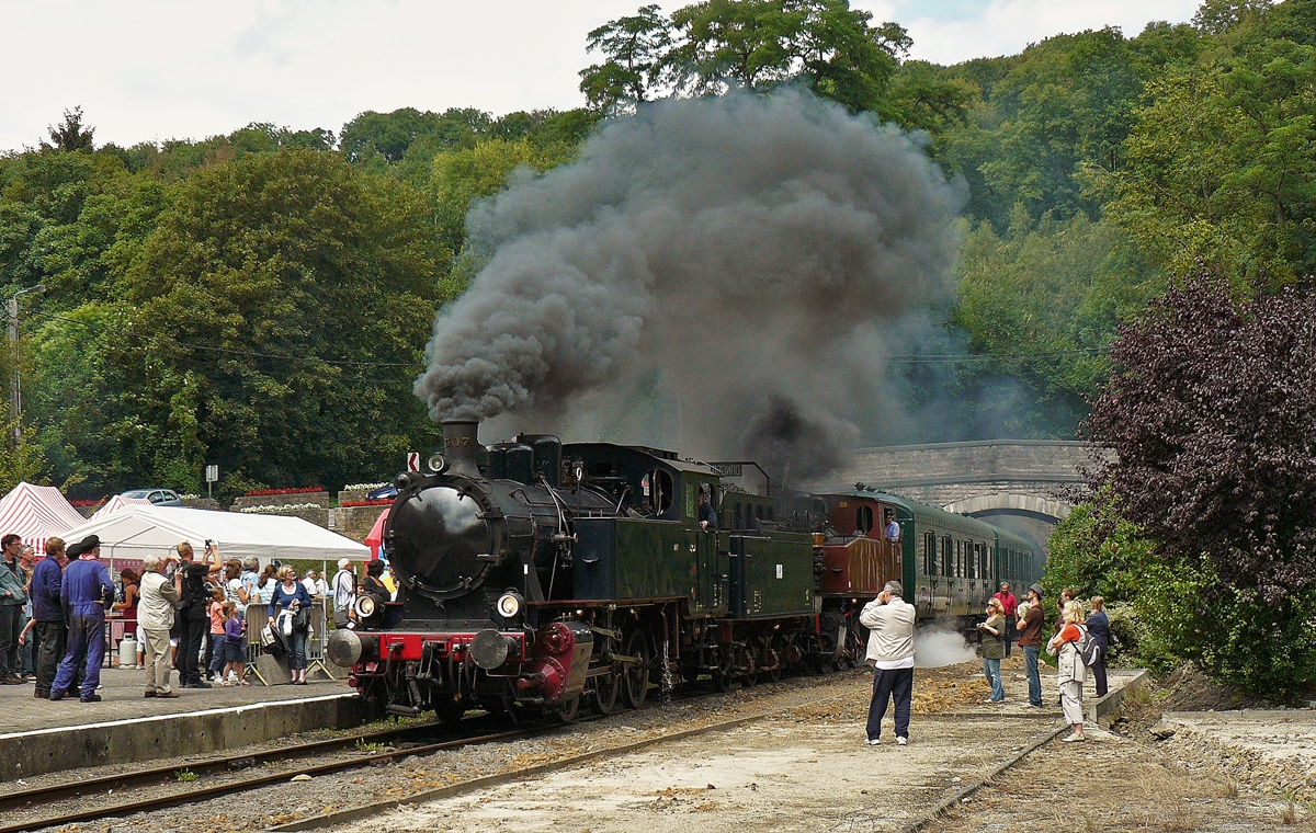 . Einfahrt in den Bahnhof von Spontin - Die Dampflok AMTF KDL 7  Energie 507  der luxemburgischen Museumsbahn  Train 1900  zieht am 14.08.2010 zusammen mit der Tkh 5387 des Vereins Stoomcentrum Maldegem einen Museumszug in den Bahnhof von Spontin. (Jeanny) 