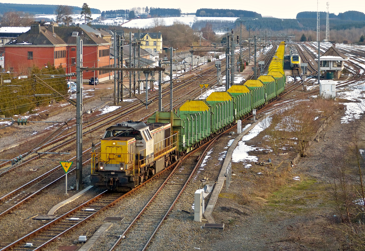 . Es gibt wieder G�terverkehr im Bahnhof von Gouvy - Einmal pro Woche betreibt die B Logistics (eine Tochtergesellschaft der SNCB) einen Holzzug von der �le de Monsin bei Bressoux in der N�he von L�ttich zum S�gewerk Pauls bei Gouvy. Der Zug bef�rdert 1200 t Holz, das entspricht der Ladung von circa 40 Lastwagen. Um auf das Anschlussgleis zum S�gewerk zu gelangen, muss die Lok im Bahnhof von Gouvy umsetzten.

Am 09.03.2016 konnte der leere Zug bei der Ausfahrt aus dem Bahnhof von Gouvy fotografisch festgehalten werden. (Hans)

