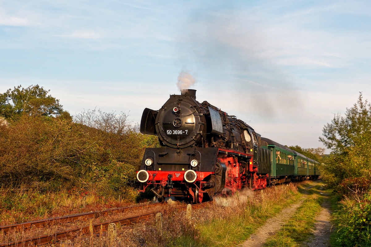 . Gedampft hat es beim Dampffestival nat�rlich auch - Im warmen Abendlicht zieht die 50 3696-7 den letzten Dampfzug des 28.09.2014 �ber die Strecke der Museumsbahn CFV3V (Chemin de Fer � Vapeur des 3 Vall�es) in der N�he von Nismes in Richtung Mariembourg. (Hans)