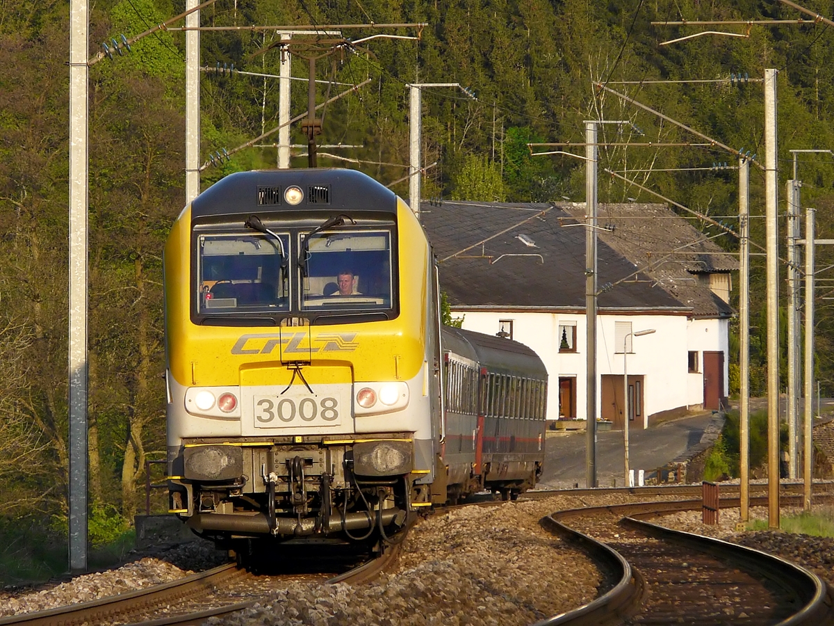 . Gefunden im Archiv - Im letzten Abendlicht des 02.05.2009 durchf�hrt der IR 120 Luxembourg - Liers die Orschaft Drauffelt. (Jeanny)