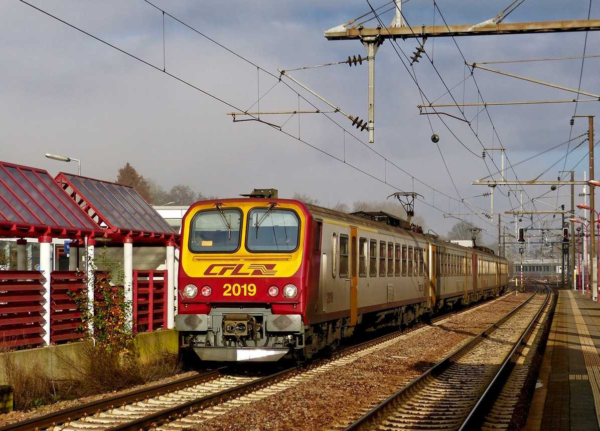 - Herrliche winterliche Farben - Die RB 3635 Diekirch - Luxembourg, bestehend aus den beiden Triebz�gen Z 2019 und Z 2001, erreicht am 11.12.2018 den Bahnhof von Mersch. (Hans)