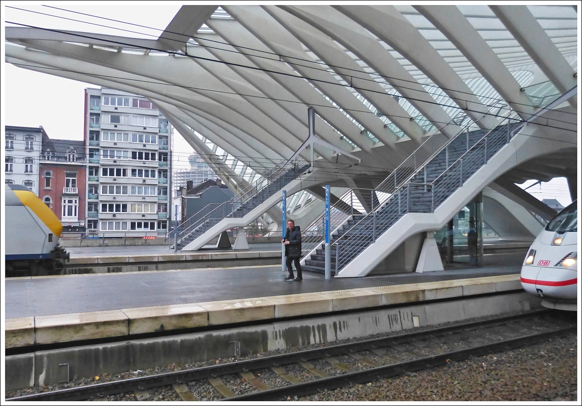 . Kaum ist der ICE 4610  Frankfurt am Main  am 23.11.2013 in Li�ge Guillemins zum Stehen gekommen, rennt schon ein Bahnfotograf �ber den Bahnsteig, um Bilder des Zuges zu machen. (Hans)