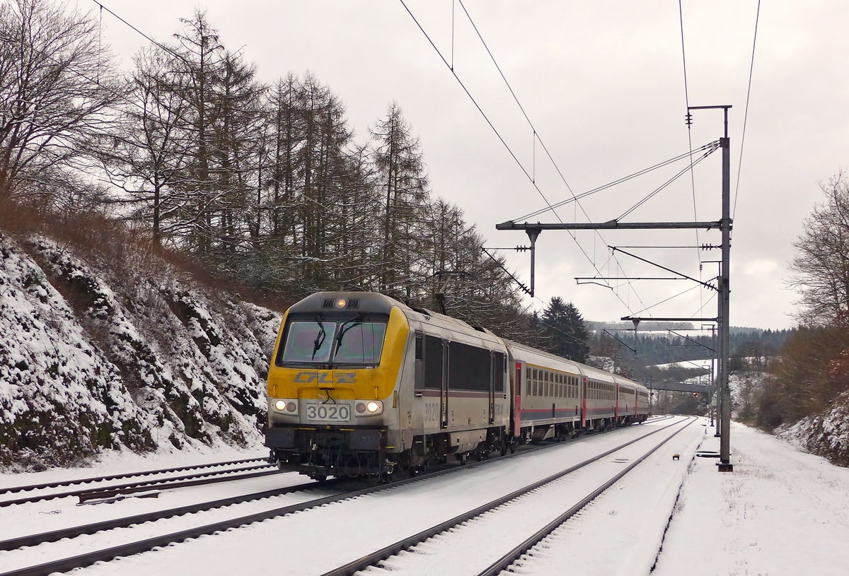 . Kontrastprogramm in Wilwerwiltz - Die nicht ganz saubere 3020 zieht den IC 117 Luxembourg - Liers am 24.01.2015 �ber die verschneite Nordstrecke in den Bahnhof von Wilwerwiltz. (Jeanny)